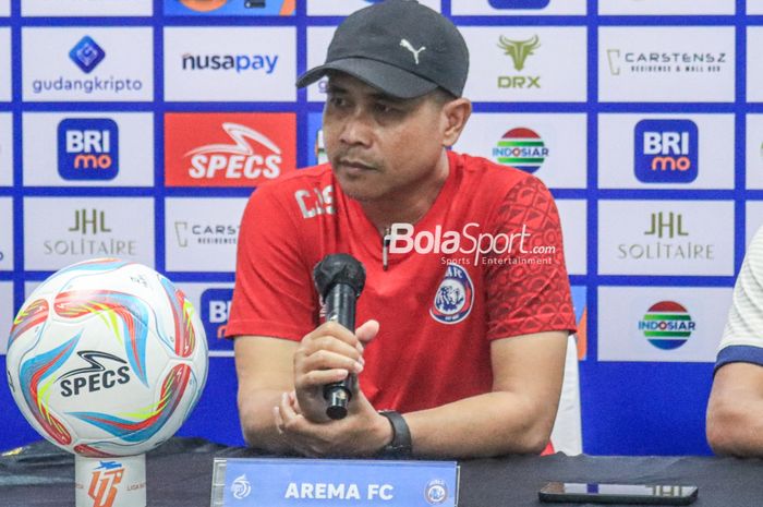 Pelatih Arema FC, Joko Susilo, memberikan keterangan kepada awak media di Stadion Indomilk Arena, Tangerang, Banten, Minggu (2/7/2023).