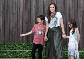 Penampilan Wulan Guritno dan Keluarga Besarnya Saat Tampil dalam Busana Adat Jawa