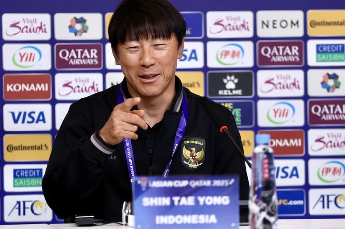 Pelatih timnas Indonesia Shin Tae-yong saat memberi keterangan kepada media di Piala Asia 2023.