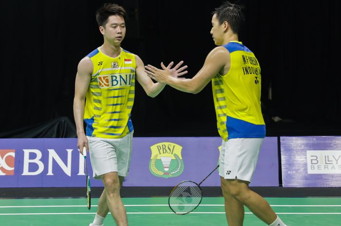 Pasangan ganda putra nomor satu dunia asal Indonesia, Marcus Fernaldi Gideon/Kevin Sanjaya Sukamuljo, melakukan tos di sela pertandingan melawan Pramudya Kusumawardana/Yeremia Erich Yoche Yacob Rambitan pada Simulasi Olimpiade Tokyo 2020 di Hall Pelatnas PP PBSI, Cipayung, Jakarta Timur, Kamis (17/6