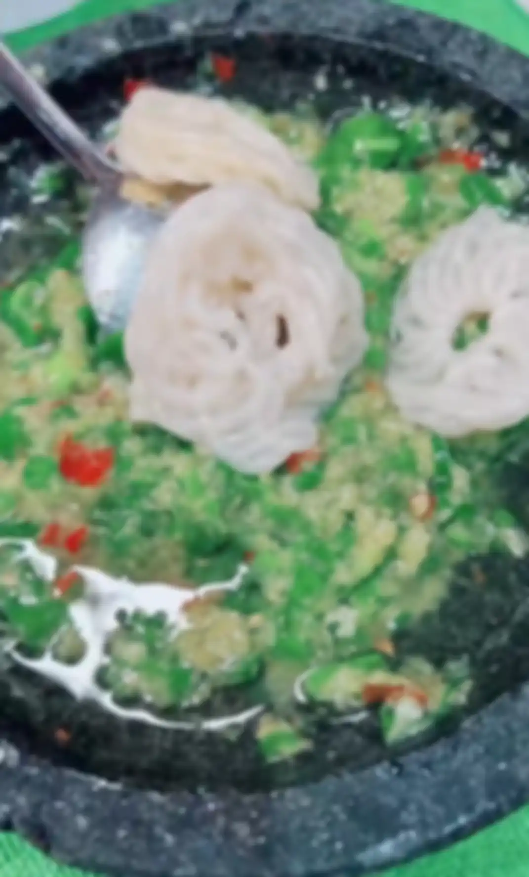 Tambahkan kerupuk rebus ke dalam sambal
