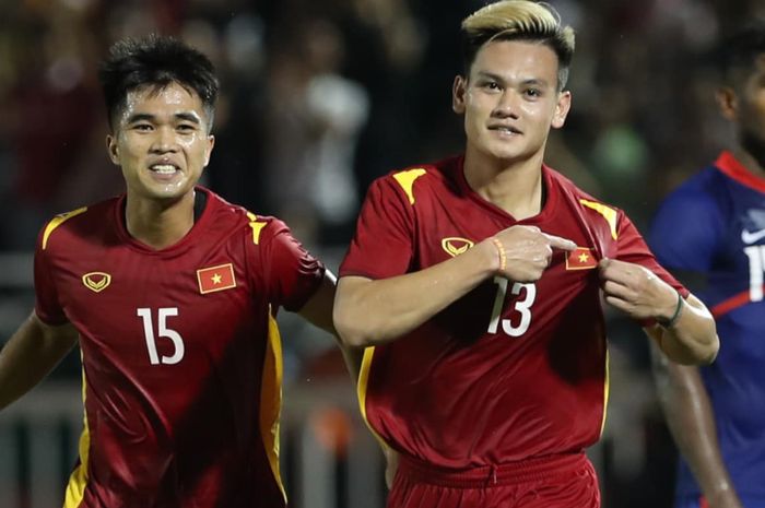 Pemain timnas Vietnam, Ho Tan Tai, melakukan selebrasi setelah mencetak gol ke gawang Singapura pada laga bertajuk FIFA Matchday di Stadion Thong Nhat, Vietnam, Rabu (21/9/2022).