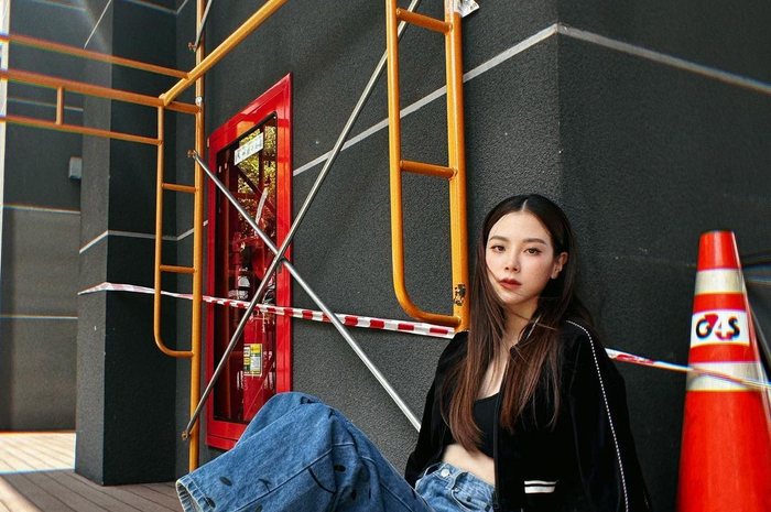 Gaya sporty casual Baifern Pimchanok.