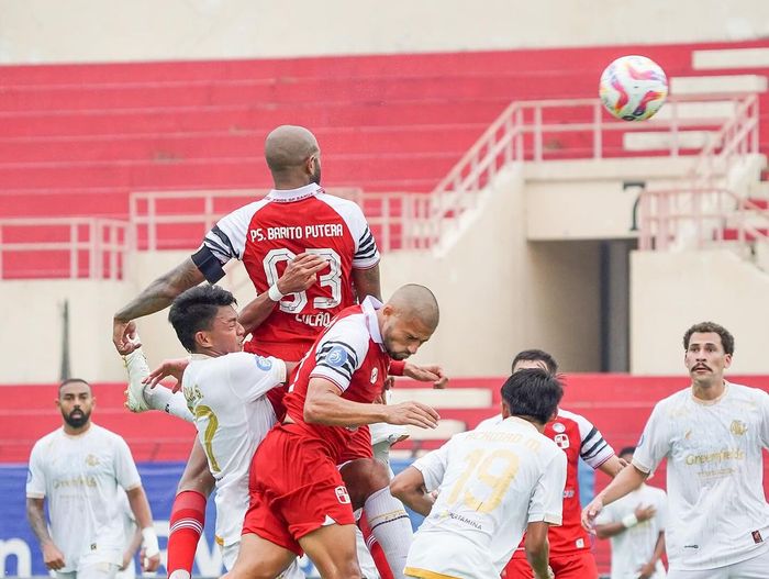 Suasana pertandingan antara Barito Putera melawan Arema FC, Jumat (1/11/2024).