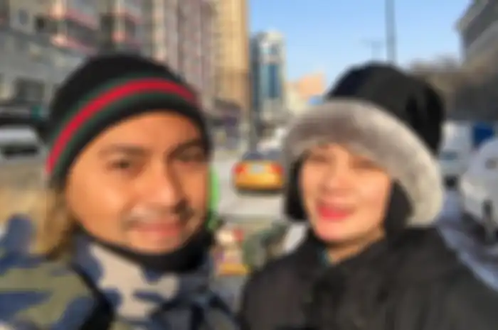 Intip potret Anjasmara dan Dian Nitami ketika yoga bersama