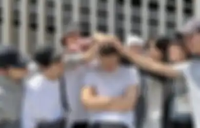 10 Momen Lucu Hingga Bikin Haru Saat Member EXO Nganterin Kai Wamil