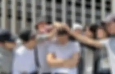 10 Momen Lucu Hingga Bikin Haru Saat Member EXO Nganterin Kai Wamil
