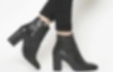 4 Tips Pakai Sepatu Boots Biar Kaki Enggak Sakit. Berguna Banget!