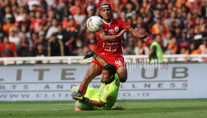 Insiden tabrakan antara Deden Nathsir dan Bruno Matos di laga Persija vs Persib Bandung di Pekan 8 Liga 1 2019 di Stadion Gelora Bung Karno, Jakarta, Rabu (10/7/2019).