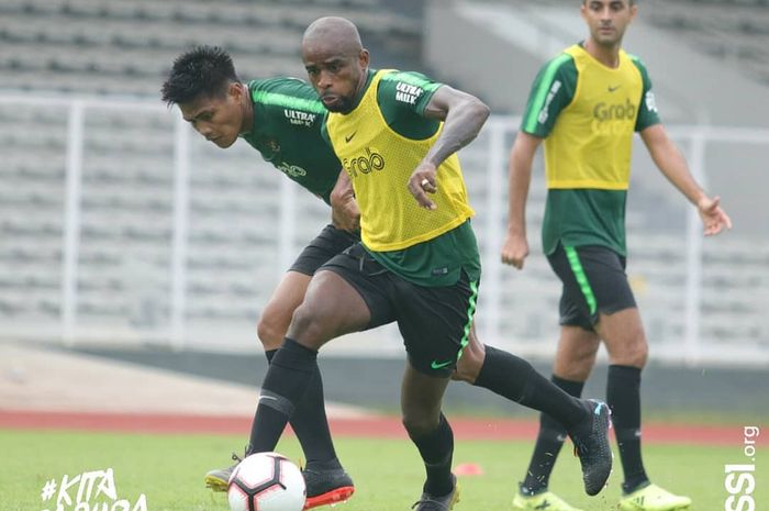 Greg Nwokolo diadang Fachruddin Aryanto dalam latihan perdana timnas Indonesia di bawah asuhan Simon McMenemy di Stadion Madya, Jakarta, Kamis (7/3/2019).