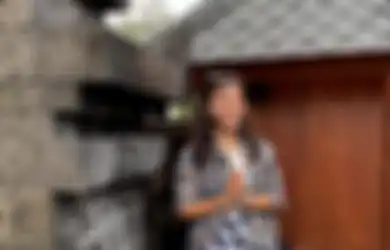 Libur Lebaran ke Candi Cetho, Amel Carla Lakuin Ini Supaya Bisa Foto!