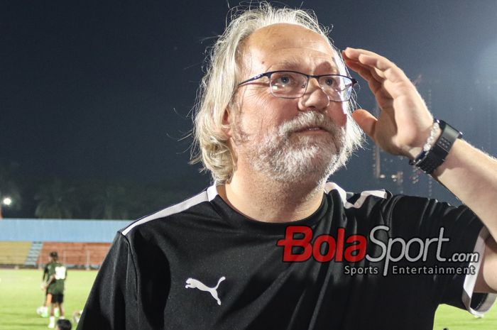 Pelatih timnas Filipina, Tom Saintfiet, sedang memberikan keterangan kepada awak media di Stadion Soemantri Brodjonegoro, Kuningan, Jakarta, Sabtu (8/6/2024).