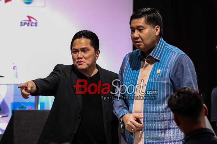 Ketua Umum PSSI, Erick Thohir (kiri) dan Ketua SC Piala Presiden 2025, Maruarar Sirait (kanan), saat tiba di SCTV Tower, Senayan, Jakarta, Jumat (4/7/2025).