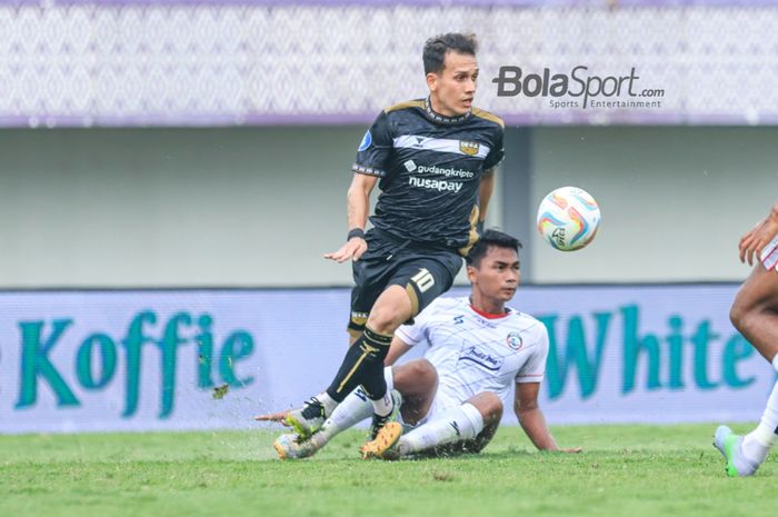 Egy Maulana Vikri (kiri) sedang menguasai bola dan dibayangi Bagas Adi Nugroho (kanan) dalam laga pekan pertama Liga 1 2023 antara Dewa United versus Arema FC di Stadion Indomilk Arena, Tangerang, Banten, Minggu (2/7/2023) siang.