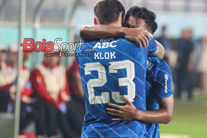 Marc Klok sedang memeluk Febri Hariyadi yang mampu  mencetak gol dalam laga leg kedua Championship Series Liga 1 2023 antara Persib Bandung versus Bali United di Stadion Si Jalak Harupat, Bandung, Jawa Barat, Sabtu (18/5/2024).