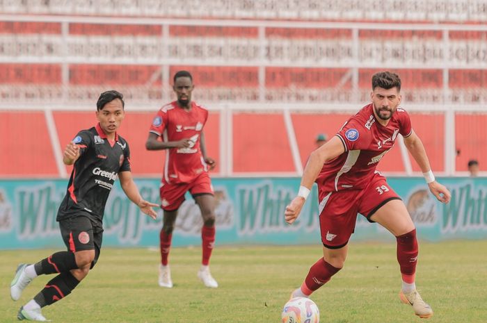 Suasana duel Arema FC vs PSM Makassar di pekan ke-22 Liga 1 2024/2025 di Stadion Soeprijadi, Blitar, Senin (10/2/2025)