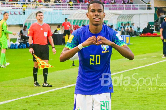 Selebrasi winger Timnas U-17 Brasil, Willian Estevao, saat menghadapi Ekuador pada babak kedua 16 besar Piala Dunia U-17 2023 di Stadion Manahan, Surakarta, Senin (20/11/2023).