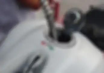 Pembalap Ngajarin Cara Biar Konsumsi Bensin Motor Lebih Irit, Hasilnya?