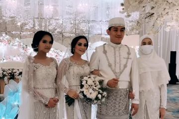 Penampilan Safa Ricci Amanda dan Rania Dzaqira di pernikahan kedua orang tua mereka, Ifan Seventeen dan Citra Monica