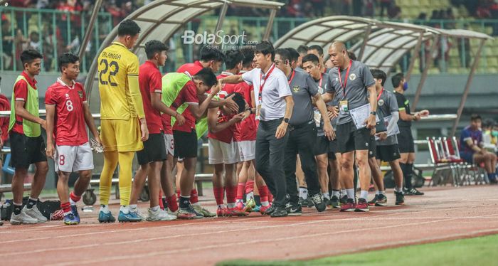 Pelatih timnas U-19 Indonesia, Shin Tae-yong (kemeja putih), yang ditemani para asistennya nampak bersalaman dengan pemain-pemainnya di Stadion Patriot Candrabhaga, Bekasi, Jawa Barat, 8 Juli 2022.