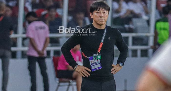 Pelatih timnas Indonesia, Shin Tae-yong, sedang memantau para pemainnya bertanding dalam laga leg pertama semifinal Piala AFF 2022 di Stadion Gelora Bung Karno, Senayan, Jakarta, 6 Januari 2023.