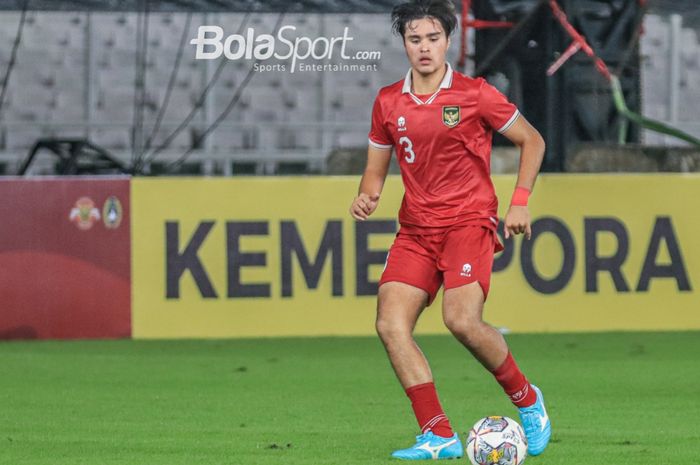 Pemain timnas U-20 Indonesia, Brandon Marsel Scheunemann, sedang menguasai bola dalam laga turnamen Mini Internasional di Stadion Gelora Bung Karno, Senayan, Jakarta, Jumat (17/2/2023).