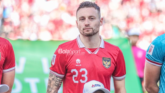 Gelandang naturalisasi timnas Indonesia, Marc Klok, saat sedang berbaris jelang bertanding dalam laga leg pertama semifinal Piala AFF 2022 di Stadion Gelora Bung Karno, Senayan, Jakarta, 6 Januari 2023.