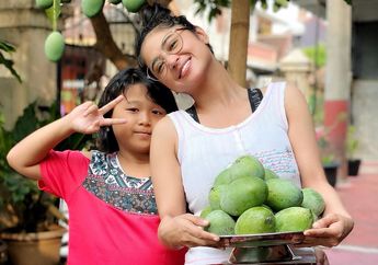 Panjat Pohon Mangga Demi Petik Hasil Panen, Aksi Dewi Perssik Jadi Sorotan!