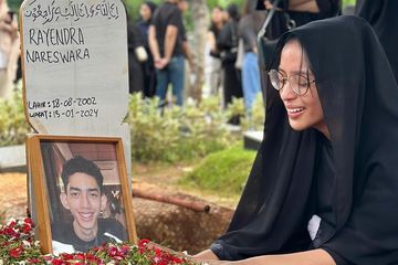 Kaneishia Yusuf di makam pacarnya