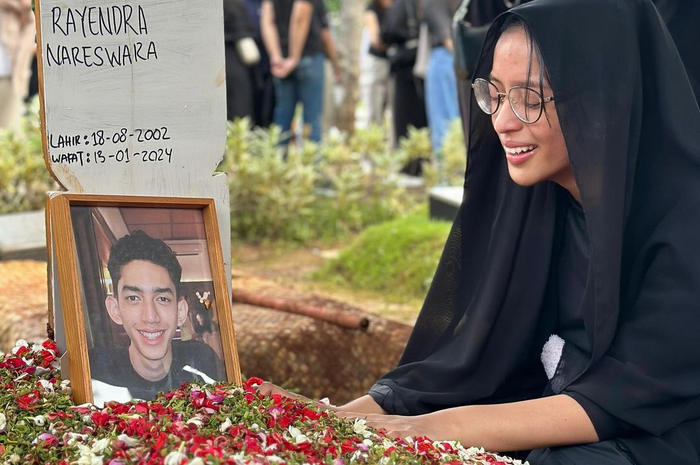 Kaneishia Yusuf di makam pacarnya