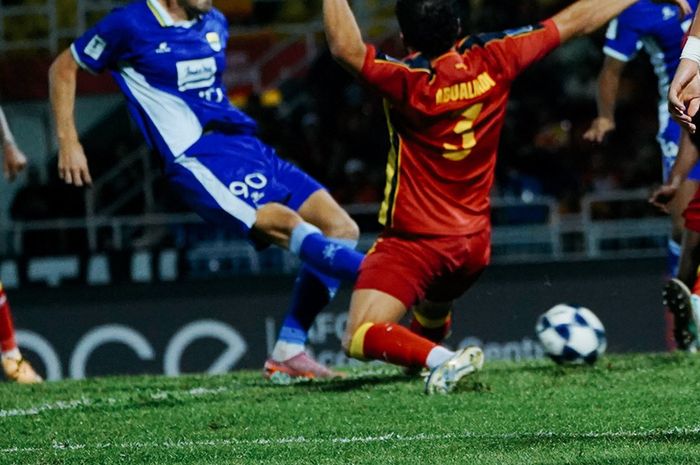 Andrew Jung saat mencetak gol pertama untuk Persib Bandung saat bertandang ke markas Selangor FC di laga keempat AFC Champions League Two di MBPJ Stadium, Petaling Jaya, Kamis (6/11/2025) malam WIB. Liga Malaysia terancam sanksi FIFA. 