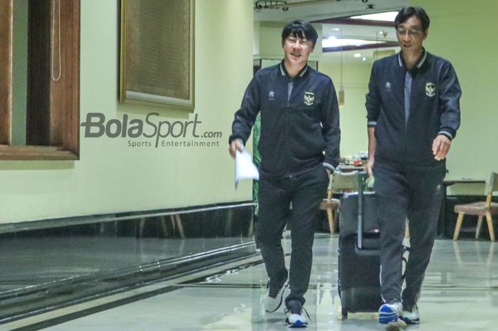 Pelatih timnas U-20 Indonesia, Shin Tae-yong (kiri), yang diprediksi media Vietnam bakal ditendang PSSI dari kursi pelatih.