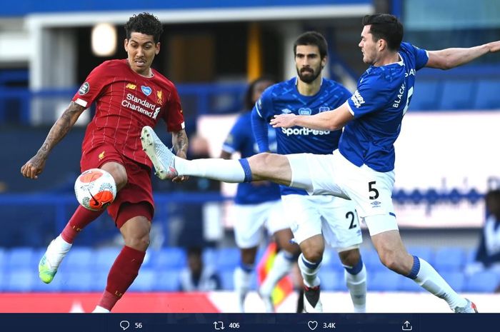 Striker Liverpool, Roberto Firmino, dalam laga Liga Inggris kontra Everton di Goodison Park, Minggu (21/6/2020).