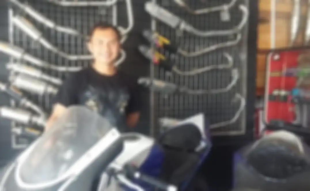 Hendriansyah saat ditemui di outlet apparel dan racing kit miliknya di Yogyakarta