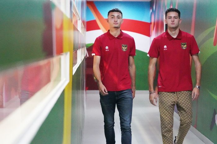 Dua calon pemain naturalisasi timnas U-20 Indonesia Ivar Jenner dan Justin Hubner saat berada di kantor PSSI, Senin (24/10/2022).