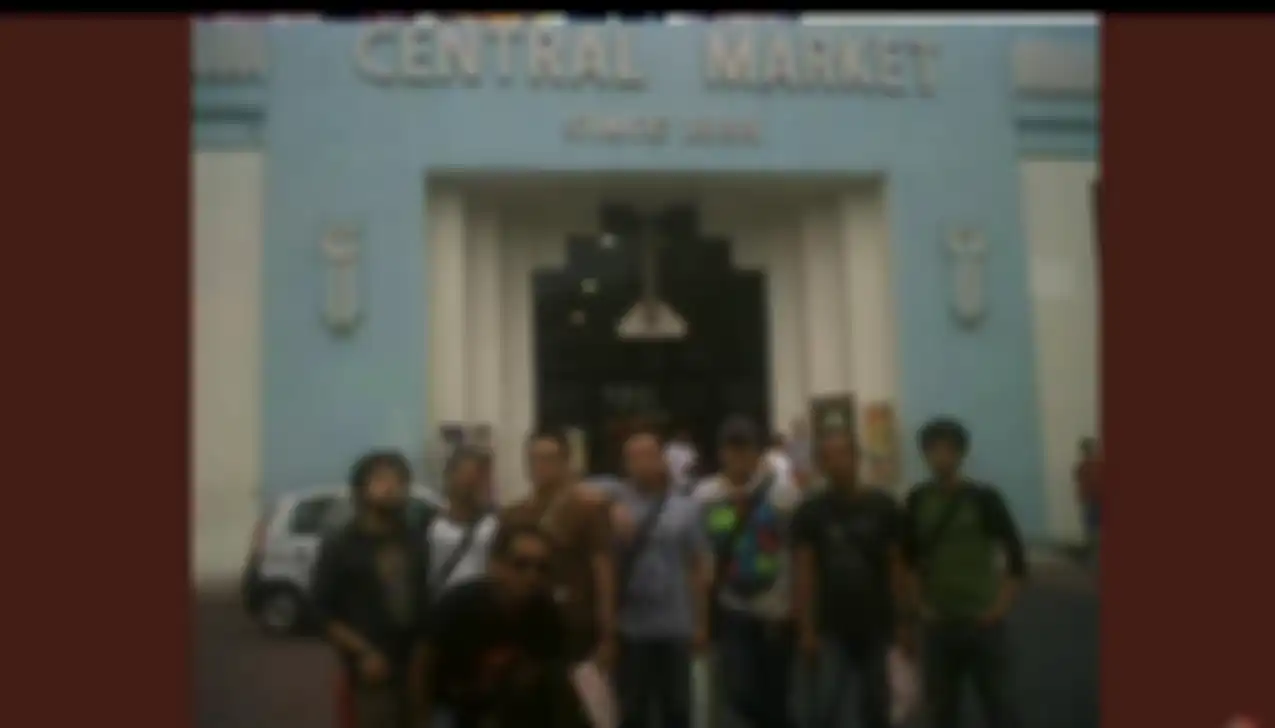 Wawan Juniarso berfoto di depan Central Market, Kuala Lumpur, Malaysia saat menjadi manajer Naif.