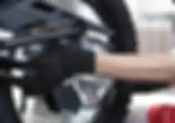 Bener Gak Sih Rantai Motor Harus Lebih Kendur Saat Musim Hujan? Ini Kata Ahlinya