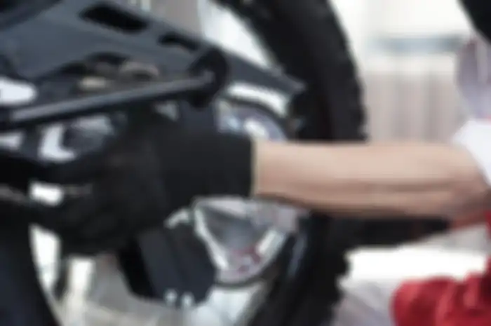 Bener Gak Sih Rantai Motor Harus Lebih Kendur Saat Musim Hujan? Ini Kata Ahlinya