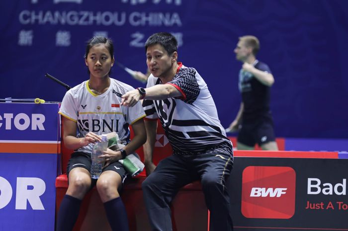 Pebulu tangkis tunggal putri Indonesia, Putri Kusuma Wardani, didampingi pelatih Indra Wijaya pada babak pertama China Open 2023 di Olympic Sports Center,  Changzhou, China, Rabu (6/9/2023).