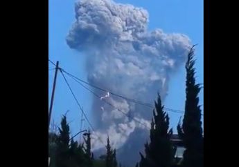Detik-Detik Kilatan Petir Bermunculan Menyertai Awan Vulkanik saat Gunung Merapi Erupsi