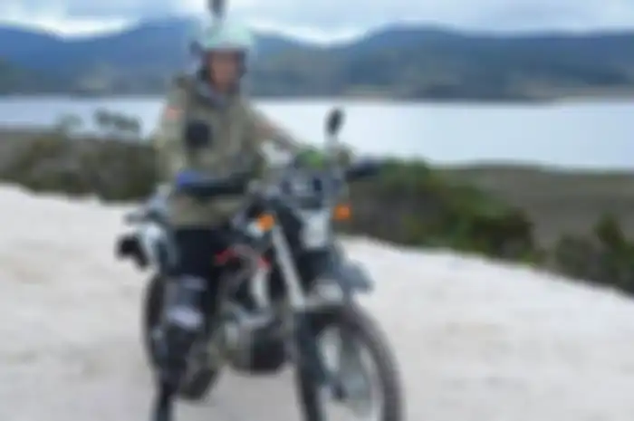 Presiden Jokowi naik motor trail dengan helm NHK Road Fifhter