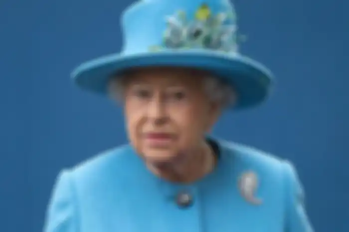 Walau memiliki segalanya di dalam lemari pakaian dan kamar rias, namun rutinitas riasan wajah Ratu Elizabeth ternyata sederhana saja.
