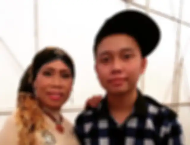 Omas Wati memiliki anak yang bernama Dio Ambiya.