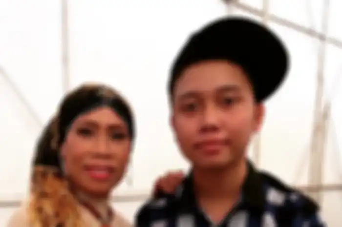 Omas Wati memiliki anak yang bernama Dio Ambiya.