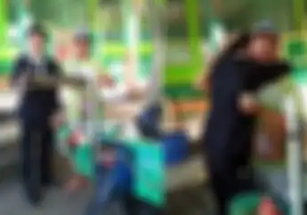 Bikin Haru, Naik Motor Bebek Jualan Somay, Bapak Ini Dipeluk Anaknya yang Baru Lulus Kuliah Sambil Nangis