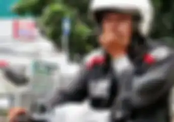Street Manners: Dompet Mendadak Tipis, Mulai Sekarang Jangan Nekat Riding Sambil Merokok