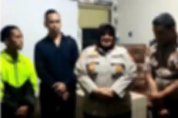 Polisi yang mengacungkan jari tengah ke pengawal ambulans di Tebet Jakarta Selatan dipertemukan di Polda Metro Jaya (20/1/2023) dan keduanya sepakat berdamai.