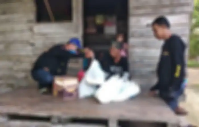 Penyerahan bakan pangan untuk keluarga bapak Colen, warga Singkawang Kalimantan Barat.