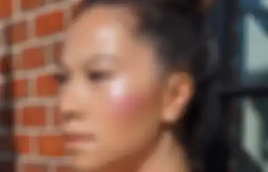 Biar Glowing Mantul, Gini Cara Mengaplikasikan Highlighter yang Benar!