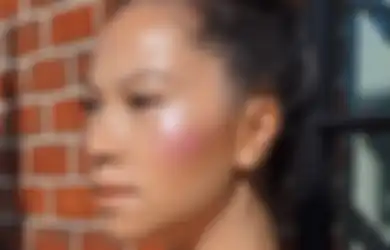 Biar Glowing Mantul, Gini Cara Mengaplikasikan Highlighter yang Benar!